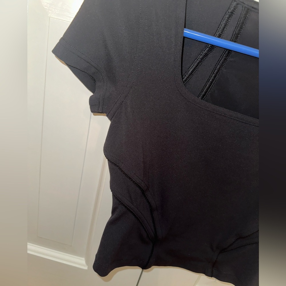 Lululemon Black Cropped Top - Picture 4 of 8